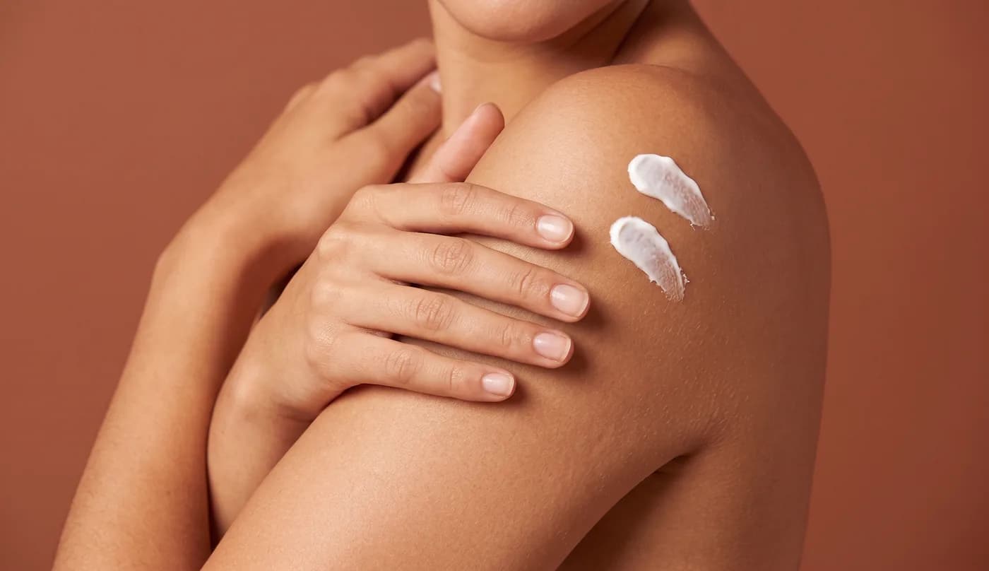 Crema cosmética sobre la piel de un hombro